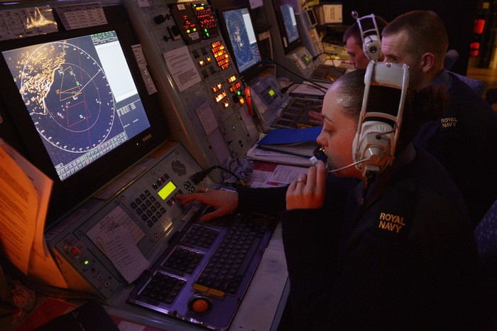 Thủy thủ điều khiển tàu trong diễn tập đổ bộ